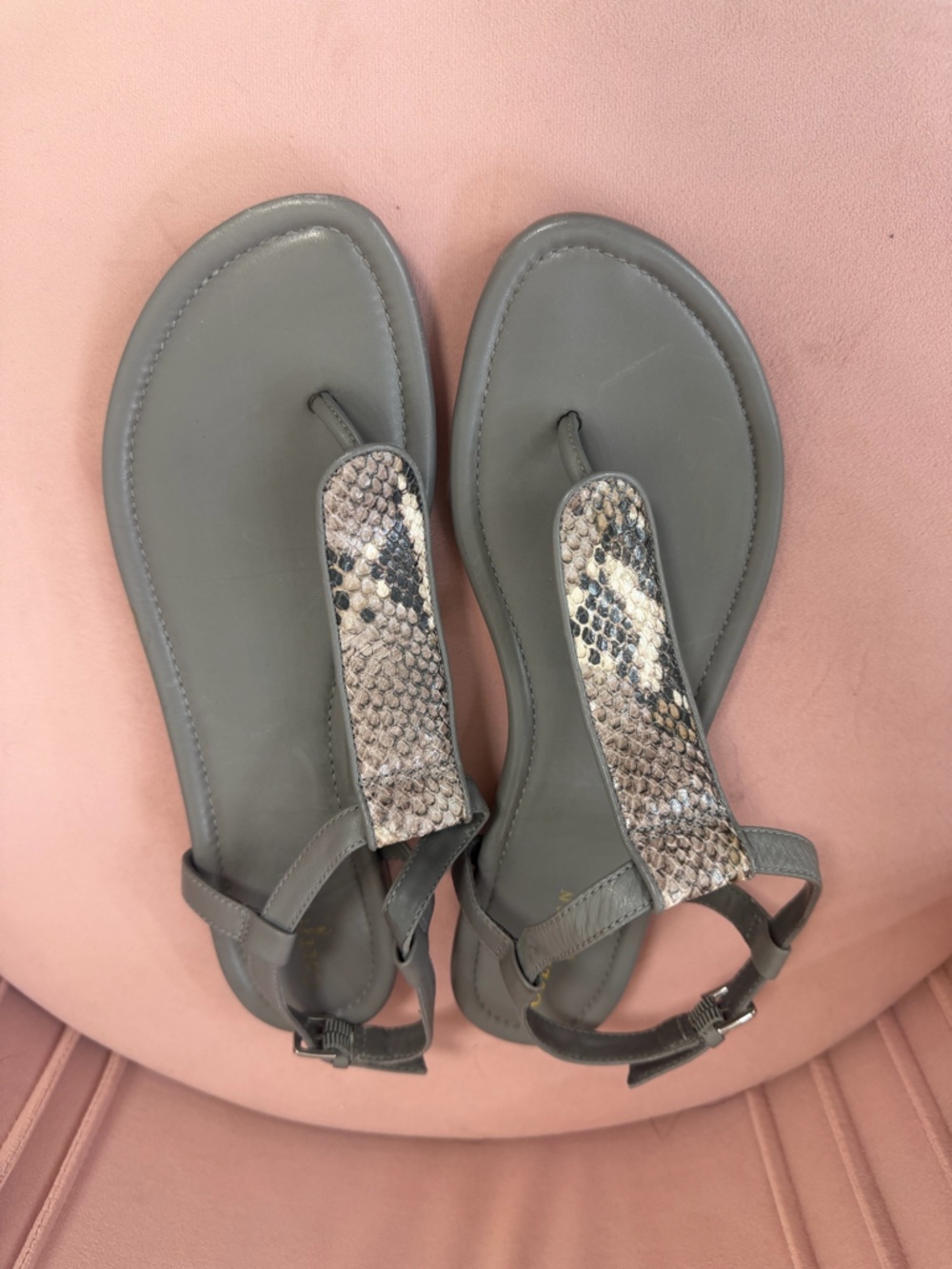 Cole Haan Molly Gray T-Strap Snakeskin Flat Thong Sandals Size 7.5 EUC